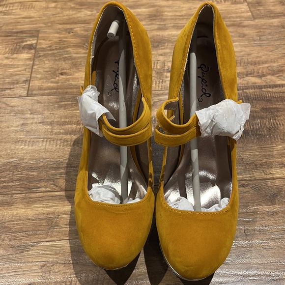 High platform stiletto heels velvety yellow gold and blue shoes by Qupid - Picture 2 of 10